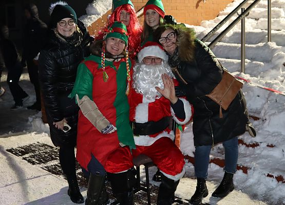 Grafika 38: Wspólne ubieranie choinki