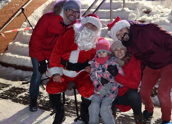 uczestnicy spotkania "wspólne ubieranie choinki"