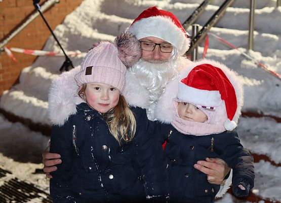 uczestnicy spotkania "wspólne ubieranie choinki"