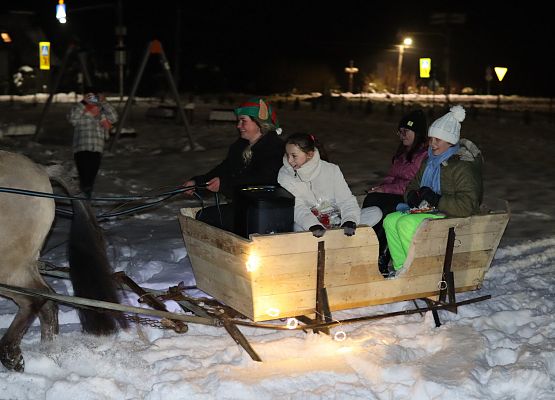 uczestnicy spotkania "wspólne ubieranie choinki"
