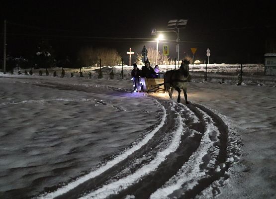 uczestnicy spotkania "wspólne ubieranie choinki"
