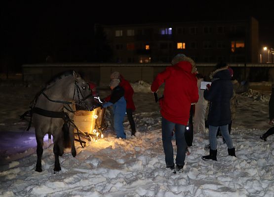 uczestnicy spotkania "wspólne ubieranie choinki"