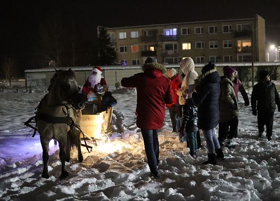 uczestnicy spotkania "wspólne ubieranie choinki"