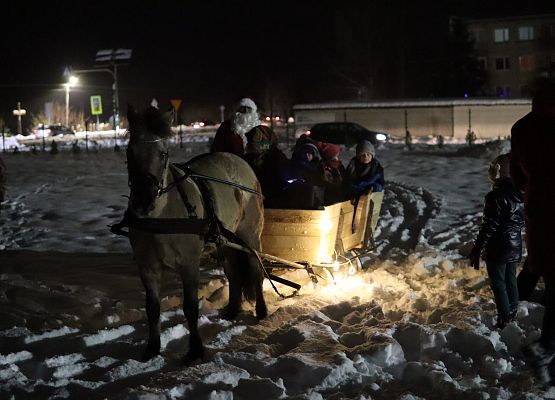 uczestnicy spotkania "wspólne ubieranie choinki"