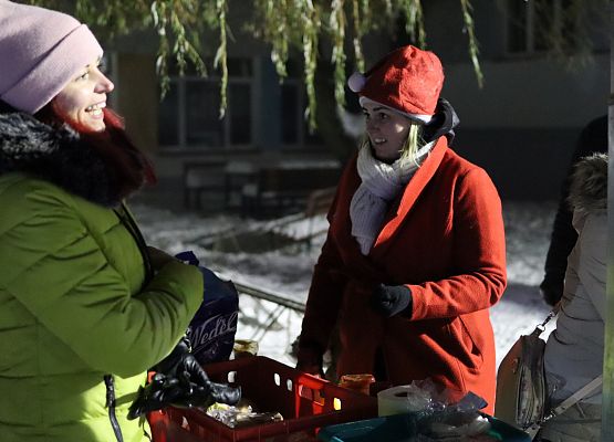 uczestnicy spotkania "wspólne ubieranie choinki"