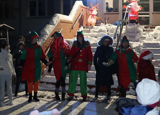 uczestnicy spotkania "wspólne ubieranie choinki"