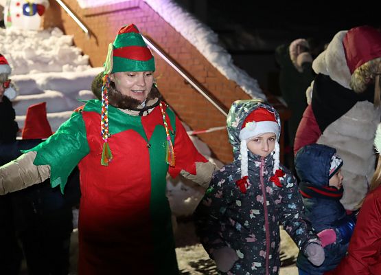 uczestnicy spotkania "wspólne ubieranie choinki"