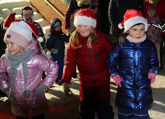 uczestnicy spotkania "wspólne ubieranie choinki"