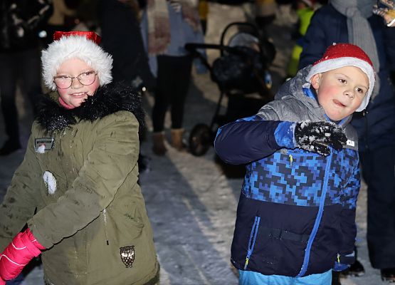uczestnicy spotkania "wspólne ubieranie choinki"