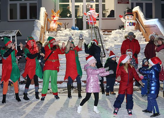 uczestnicy spotkania "wspólne ubieranie choinki"