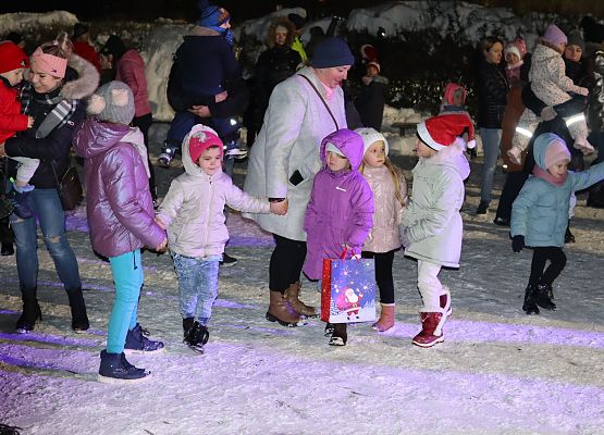 uczestnicy spotkania "wspólne ubieranie choinki"