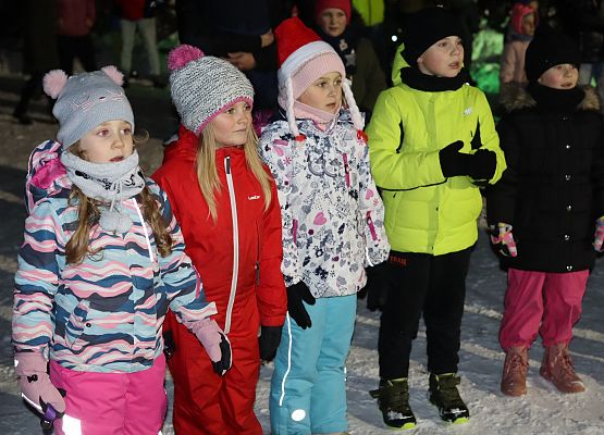 uczestnicy spotkania "wspólne ubieranie choinki"