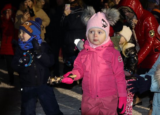 uczestnicy spotkania "wspólne ubieranie choinki"