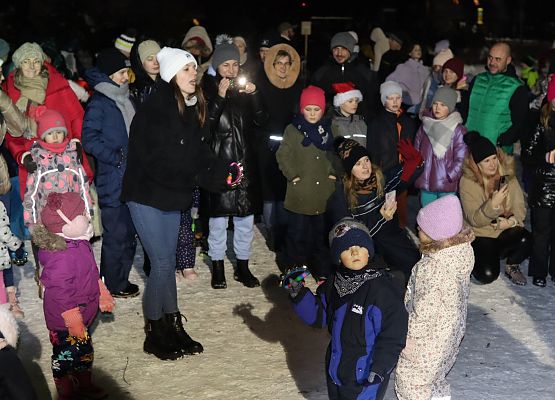 uczestnicy spotkania "wspólne ubieranie choinki"