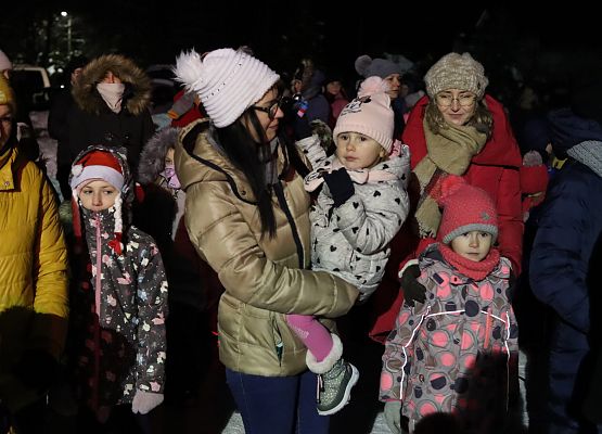 uczestnicy spotkania "wspólne ubieranie choinki"