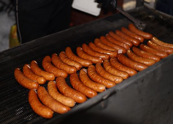 kiełbaski na grillu