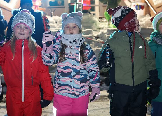 uczestnicy spotkania "wspólne ubieranie choinki"