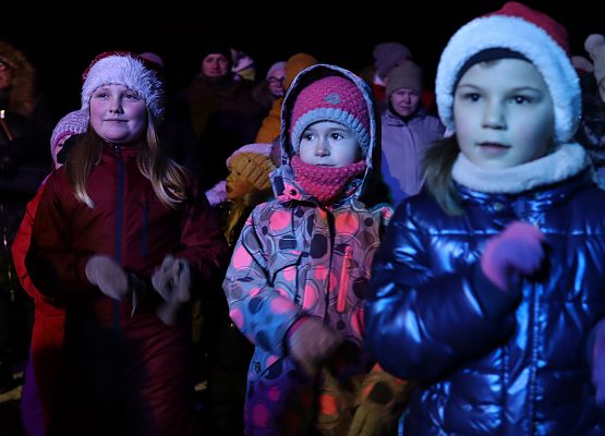 uczestnicy spotkania "wspólne ubieranie choinki"