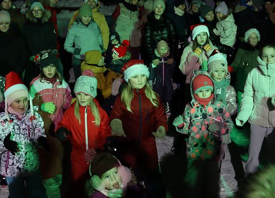 uczestnicy spotkania "wspólne ubieranie choinki"