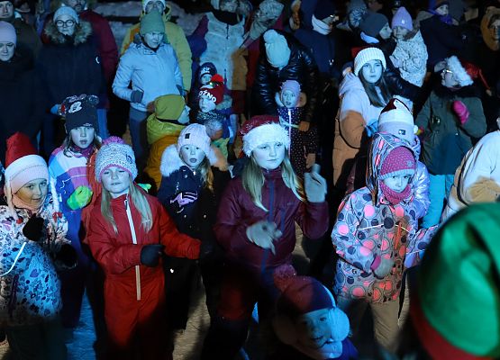 uczestnicy spotkania "wspólne ubieranie choinki"