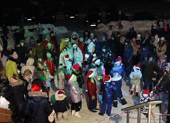 uczestnicy spotkania "wspólne ubieranie choinki"