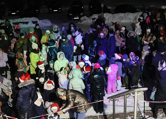 uczestnicy spotkania "wspólne ubieranie choinki"