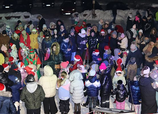 uczestnicy spotkania "wspólne ubieranie choinki"