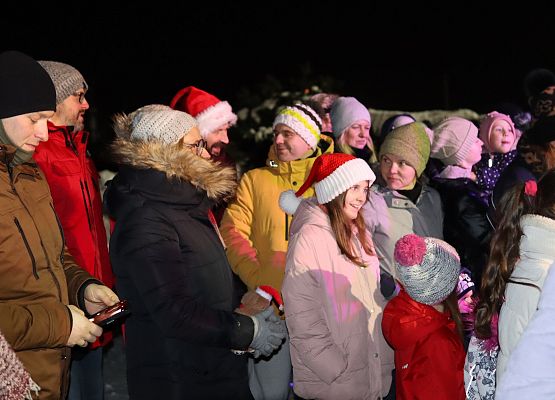 uczestnicy spotkania "wspólne ubieranie choinki"