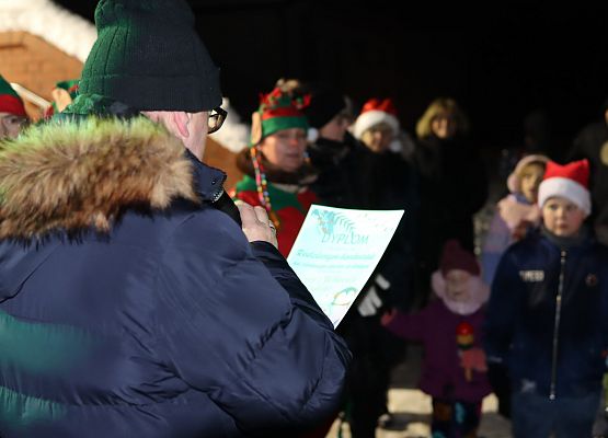 uczestnicy spotkania "wspólne ubieranie choinki"