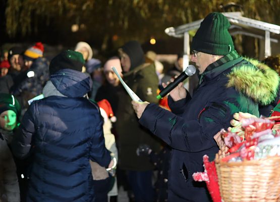 uczestnicy spotkania "wspólne ubieranie choinki"