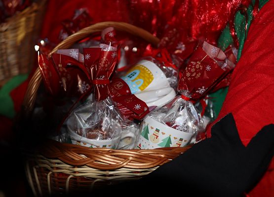 uczestnicy spotkania "wspólne ubieranie choinki"