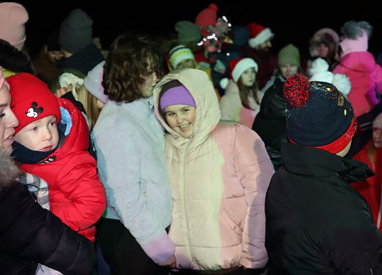 uczestnicy spotkania "wspólne ubieranie choinki"