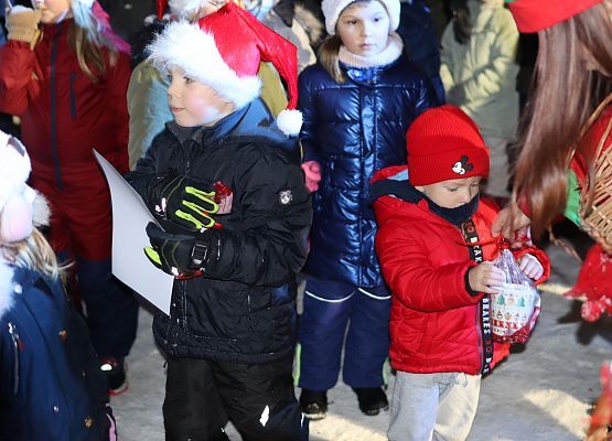 uczestnicy spotkania "wspólne ubieranie choinki"