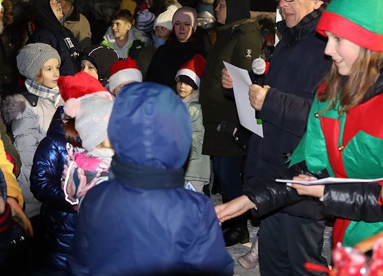 uczestnicy spotkania "wspólne ubieranie choinki"