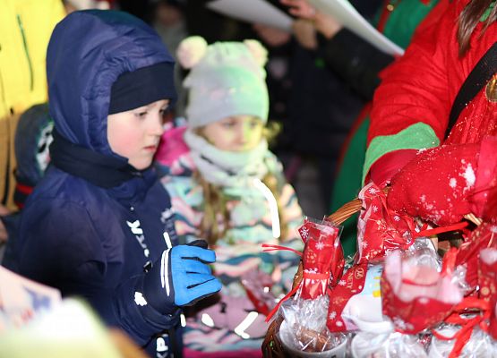 uczestnicy spotkania "wspólne ubieranie choinki"