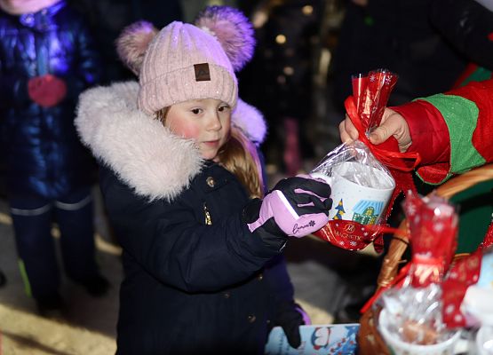 uczestnicy spotkania "wspólne ubieranie choinki"