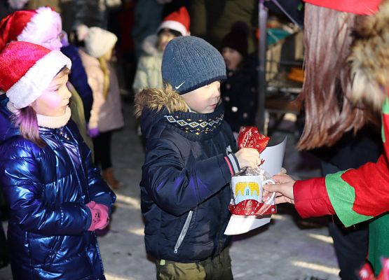 uczestnicy spotkania "wspólne ubieranie choinki"