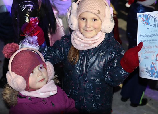 uczestnicy spotkania "wspólne ubieranie choinki"