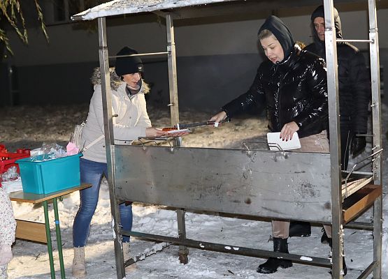 uczestnicy spotkania "wspólne ubieranie choinki"
