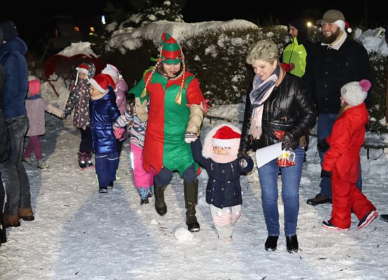 uczestnicy spotkania "wspólne ubieranie choinki"