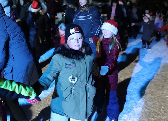 uczestnicy spotkania "wspólne ubieranie choinki"