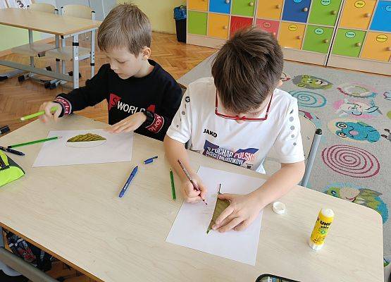 uczniowie rysują brakujące części liścia