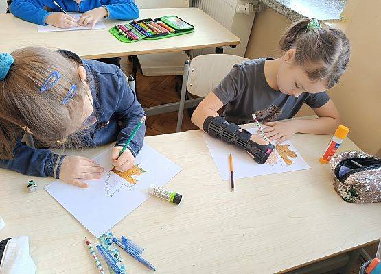 uczniowie rysują brakujące części liścia