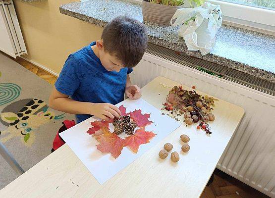 uczeń tworzy mandale