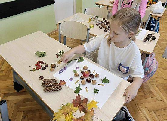 uczennica tworzy mandale