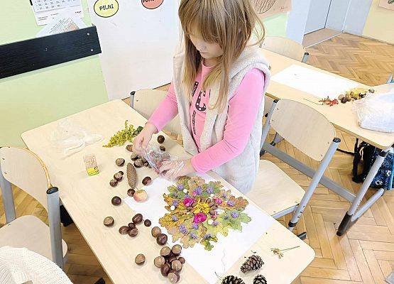 uczennica tworzy mandale