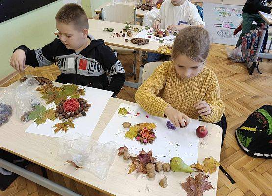 uczniowie tworzą mandale