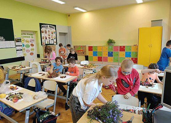 uczniowie tworzą mandale