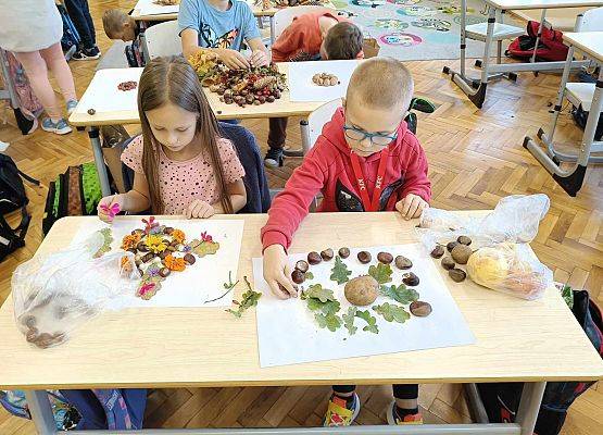 uczniowie tworzą mandale