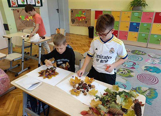 uczniowie tworzą mandale